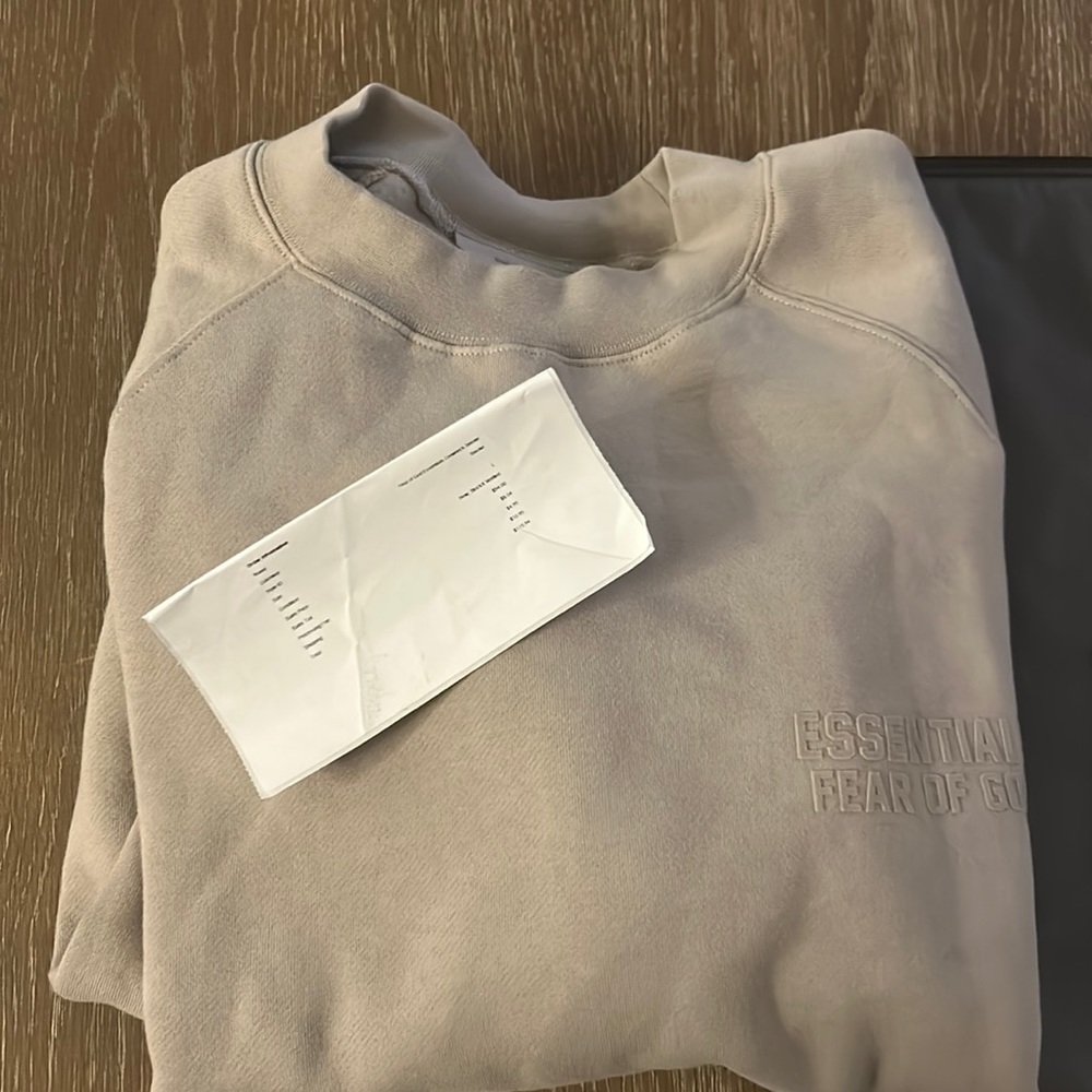 Fear of god essential crewneck smoke